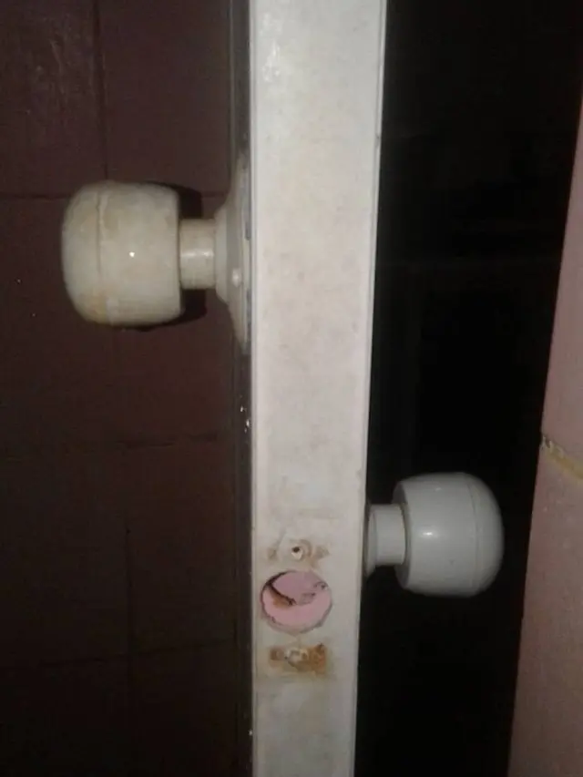 10 Potret Nyeleneh Tukang Salah Pasang Gagang Pintu Ini Bikin Susah