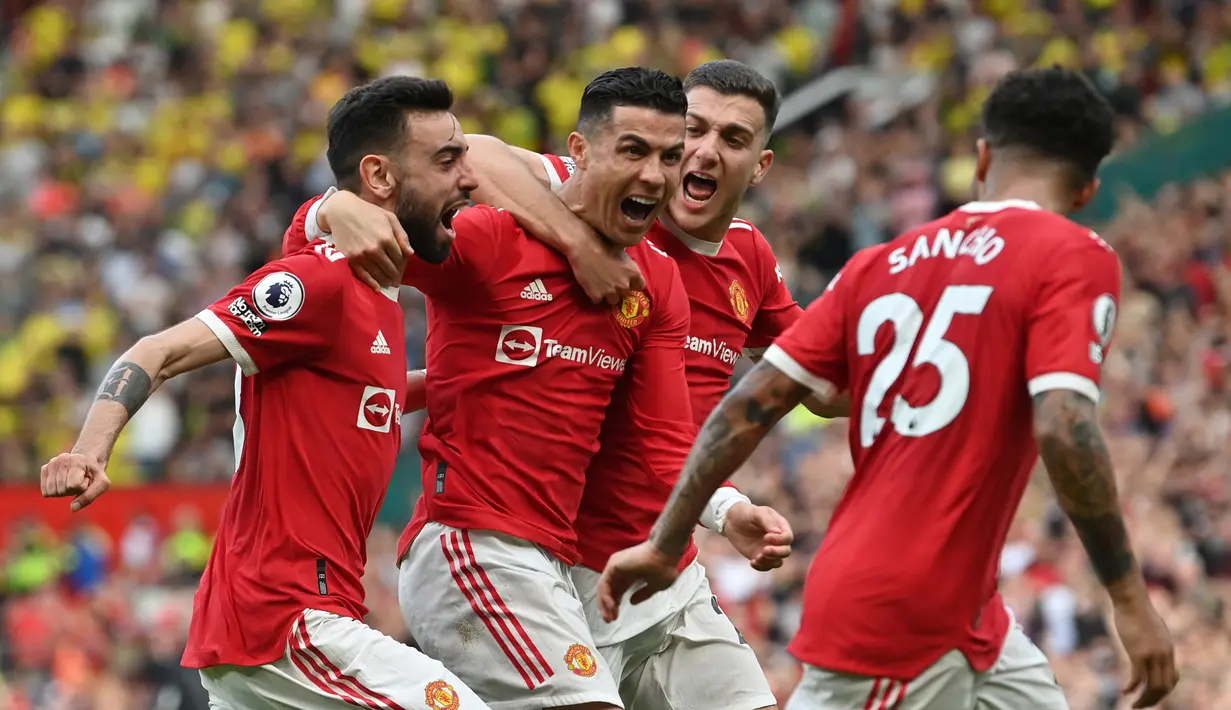 Setan Merah berhasil menang dengan skor 3-2 atas sang tamu, Norwich City. Ketiga gol yang dicetak MU merupakan buah karya dari sang penyerang gaek, Cristiano Ronaldo. (AFP/Paul Ellis)