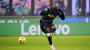 Pemain Inter Milan Romelu Lukaku mencetak gol ke gawang Benevento pada pertandingan Serie A Liga Italia di Stadion San Siro, Milan, Italia, Sabtu (30/1/2021). Inter Milan membantai Benevento 4-0. (AP Photo/Luca Bruno)