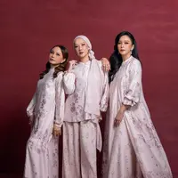 Juri Indonesian Idol tampil stunning pakai baju muslim edisi Lebaran 2025. (sumber: Instagram/geulis.id)