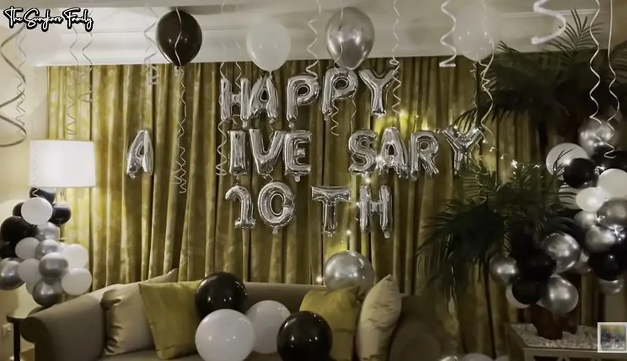 Ini foto saat pasangan tersebut merayakan anniversary ke-10 di awal tahun 2021 ini. Kekompakan mereka sebagai pasangan tak berkurang. (YouTube/The Sungkars Family)