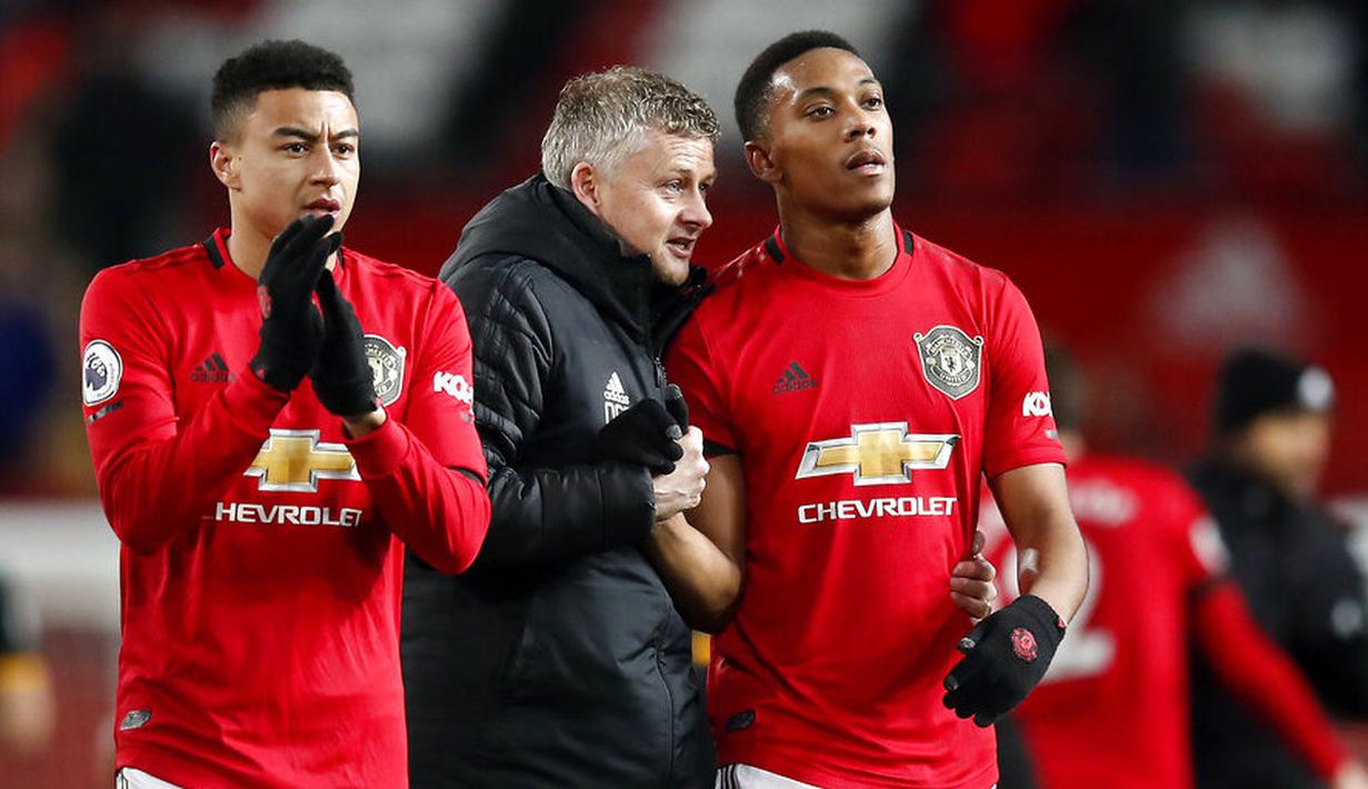 Para pemain Manchester United tampak kecewa usai gagal mengalahkan Wolverhampton Wanderers pada laga Premier League di Stadion Old Trafford, Sabtu (1/2/2020). Kedua tim bermain imbang tanpa gol. (AP/Martin Rickett)