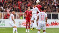 Pemain Timnas Vietnam, Nguyen Qung Hai (tengah) berduel udara dengan pemain Timnas Indonesia, Pratama Arhan dalam laga leg pertama babak semifinal Piala AFF 2022 di Stadion Utama Gelora Bung Karno (SUGBK), Jumat (6/1/2023) sore WIB. (Bola.com/Bagaskara Lazuardi)