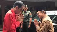 Presiden Jokowi saling berpamitan dengan Presiden RI ke-3, BJ Habibie di Komplek Patra Kuningan Jakarta, Sabtu (16/12). Usai Rakornas PDIP, Jokowi mengantar Habibie ke kediamannya, menggunakan mobil kepresidenan. (Liputan6.com/Pool/Biro Pers Istana)