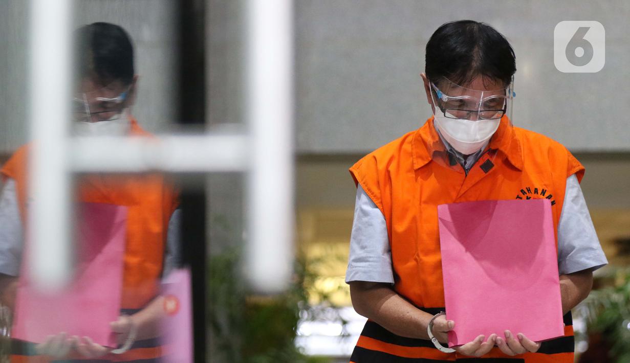 Mantan Direktur Teknik dan Pengelolaan Armada Garuda, Hadinoto Soedigno usai rilis penetapan penahanan di Gedung KPK, Jakarta, Jumat (4/12/2020). Hadinoto diduga turut menerima suap pengadaan mesin pesawat dari Airbus SAS dan Rolls-Royce PLC melalui Soetikno. (Liputan6.com/Helmi Fithriansyah)