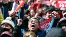 Seorang pengunjuk rasa bereaksi setelah Mahkamah Konstitusi Korea Selatan (Korsel) memutuskan mensahkan pemakzulan Presiden Park Geun-hye, di Seoul, Jumat (10/3). Putusan ini berarti Presiden Park resmi lengser dari jabatannya. (AP Photo/Lee Jin-man)