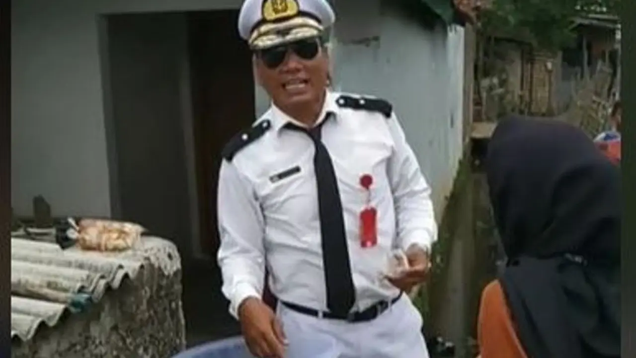Cara Kreatif Pedagang Cimol Gaet Pembeli, Jualan Pakai Kostum Pilot