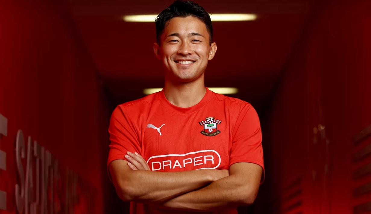 Bek kanan berusia 24 tahun, Yukinari Sugawara baru saja didatangkan Southampton yang promosi ke Premier League pada awal musim 2024/2025. Southampton menebusnya dari klub Belanda, AZ Alkmaar dengan nilai transfer sebesar 7 juta euro dengan durasi kontrak selama 4 tahun hingga akhir musim 2027/2028. (southamptonfc.com)