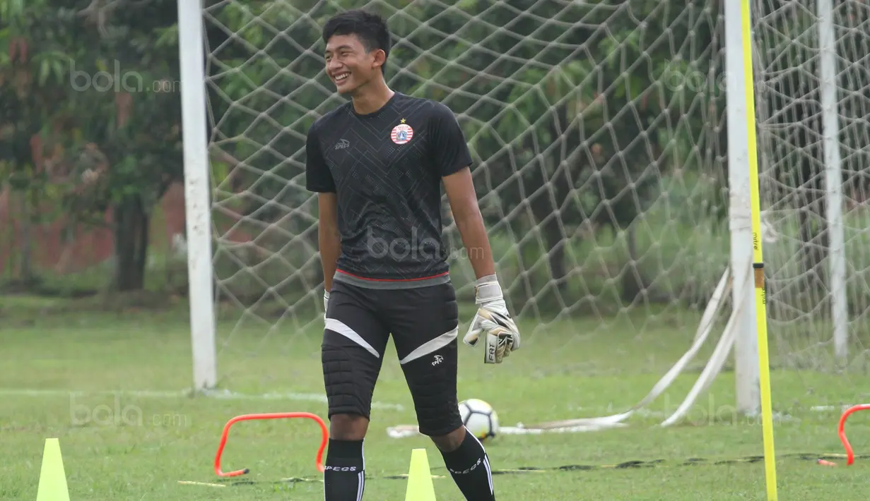 Kiper Persija Jakarta, Gianluca Rossi, saat latihan di Lapangan Sutasoma, Jakarta, Senin (26/3/2018). Macan Kemayoran merekrut kiper Timnas Indonesia U-19 untuk mengisi kuota tambahan. (Bola.com/Asprilla Dwi Adha)