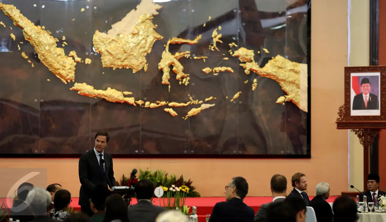 PM Belanda Mark Rutte menyampaikan sambutan saat melakukan kunjungan kerja ke Kompleks Parlemen, Jakarta Rabu (23/11). Kunjungan itu untuk mengadakan pertemuan bilateral guna membahas sejumlah agenda kerja sama RI-Belanda (Liputan6.com/Johan Tallo)