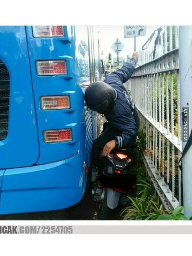 6 Momen Apes Saat di Jalan Raya Ini Bikin Ngelus Dada
