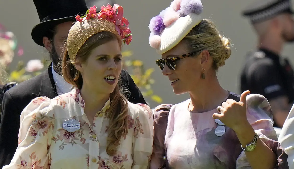 Putri Beatrice, kiri, dan Zara Tindall mengobrol saat mereka berdiri di paddock pada hari pertama acara balap kuda Royal Ascot, di Ascot Racecourse, di Ascot, Inggris, Selasa (14/6/2022). (AP Photo/Alastair Grant)