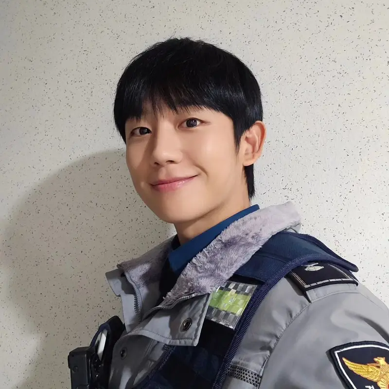 Jung Hae In di balik layar film Korea  I, the Executioner. (Instagram/ holyhaein)