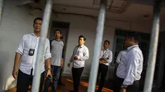 Sejumlah petugas menggeledah ruang kerja Raden Nuh, pendiri akun TrioMacan2000 di Jakarta, Senin (3/11/2014). (Liputan6.com/Faizal Fanani)