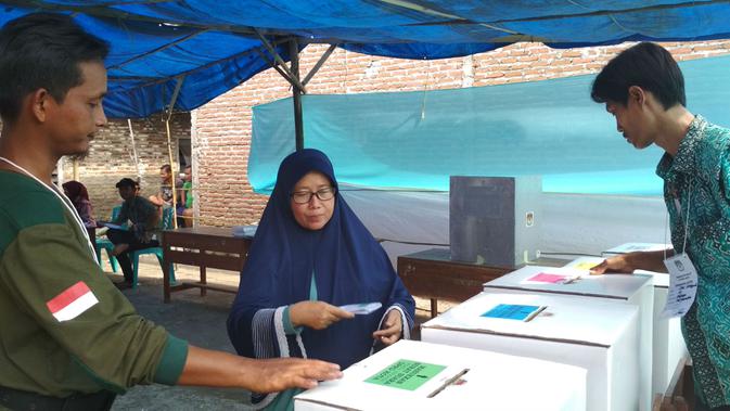 Petugas KPPS di TPS 07 Kampung Pesantren Kelurahan Kalijaga Kota Cirebon bekerja tanpa henti demi kelancaran Pemilu 2019