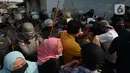 Polisi terlibat saling dorong dengan warga saat melakukan eksekusi lahan rumah warga Kelurahan Pulogebang RT 20 RW 06 (dahulu RT 08/RW 06) di Jakarta, Selasa (8/6/2021). Eksekusi lahan tersebut berakhir ricuh. (merdeka.com/Imam Buhori)