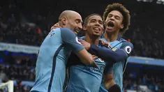 Penyerang Manchester City, Gabriel Jesus (tengah) melakukan selebrasi usai mencetak gol ke duanya gawang Swansea City pada lanjutan liga Inggris di Stadion Etihad, Manchester (6/2). City menang atas Swansea dengan skor 2-1.  (AFP Photo / Paul Ellis)