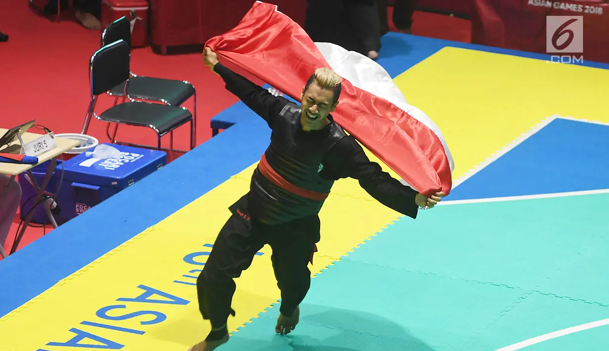 Pesilat Indonesia Hanifan Yundani Kusumah melakukan selebrasi kemenangan saat final pertandingan pencak silat Asian Games 2018 di Padepokan Pencak Silat Taman Mini Indonesia Indah (TMII), Jakarta, Rabu (29/8). (merdeka.com/Imam Bukhori)