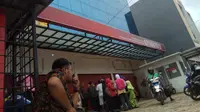 Puluhan jemaah umrah mendatangi kantor Abu Tour cabang Palembang (Liputan6.com / Nefri Inge)