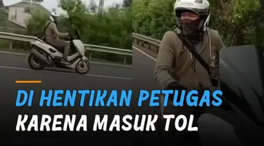 Seorang pengemudi sepeda motor masuk ke jalan tol. Kejadian itu terjadi Jalan Tol Cawang arah TMII, Jakarta.