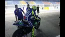 Valentino Rossi bersiap memulai sesi tes pramusim MotoGP hari pertama di Sirkuit Losail, Qatar, Rabu (2/3/2016) waktu setempat. (Bola.com/Twitter)