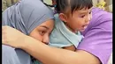 "Jadi ikut sedi kasian Kaka na di tinggal uwo pulang kampung," tulis tiakemayu04.  "Aaaaaa ikut nangis ni," tulis ritha_76. "jd ikutan nangis liat mamanur sm kk na nangis," tulis sri_nurbaety. [Youtube/attahalilintar]