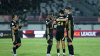 Egy Maulana Vikri, Nick Kuipers, dan Privat Mbarga memberikan selamat kepada Rafael Struick yang mencetak gol pertamanya bagi Dewa United dalam laga melawan Shan United di Indomilk Arena, Tangerang, Sabtu (1/11/2025). (Bola.com/M. Iqbal Ichsan)