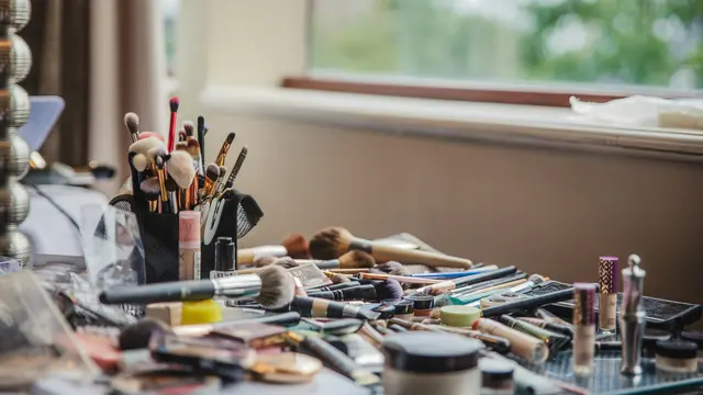 Ilustrasi makeup di atas meja. (dok. Unsplah/Erika Fletcher)