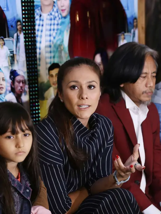 “Aduh kok udah mau punya anak kedua kok belom bisa baca alquran malu juga ya. Disitu saya baru belajar ngaji. Akhirnya bisa, 9 bulan hamil itu belajar baca alquran.” ungkap bintang film ‘Dilema’ ini. (Nurwahyunan/Bintang.com)