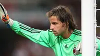 Kiper AC Milan, Marco Storari tengah beraksi.