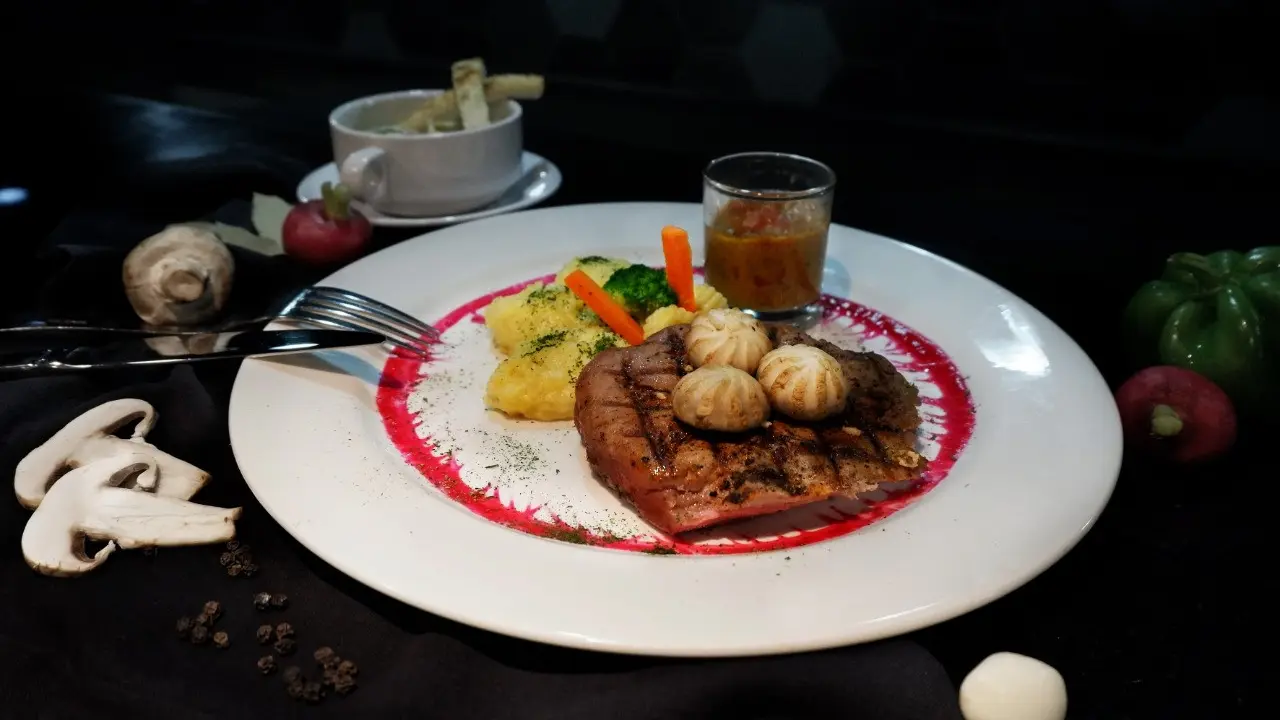 SKY LOUNGE di éL Hotel Royale Bandung