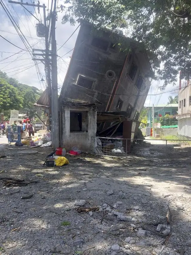 Sebuah bangunan yang rusak jadi miring setelah gempa kuat melanda Bangued, Provinsi Abra, Filipina utara pada Rabu 27 Juli 2022. (Foto AP)