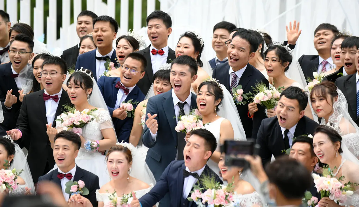 Para pasangan yang bergabung dalam perjuangan melawan COVID-19 mengikuti nikah massal di Provinsi Jilin, China, Rabu (8/7/2020). Nikah massal ini dihelat untuk 50 pasangan dari seluruh China yang telah berjuang melawan COVID-19 dan menunda pernikahan mereka. (Xinhua/Lin Hong)
