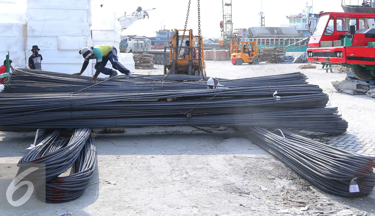 Buruh melakukan bongkar muat besi baja di Pelabuhan Sunda Kelapa, Jakarta Utara, Selasa (9/8). Harga besi mengalami kenaikan sekitar 30%. Kenaikan terjadi sejak awal bulan Maret lalu hingga saat ini. (Liputan6.com/Angga Yuniar)
