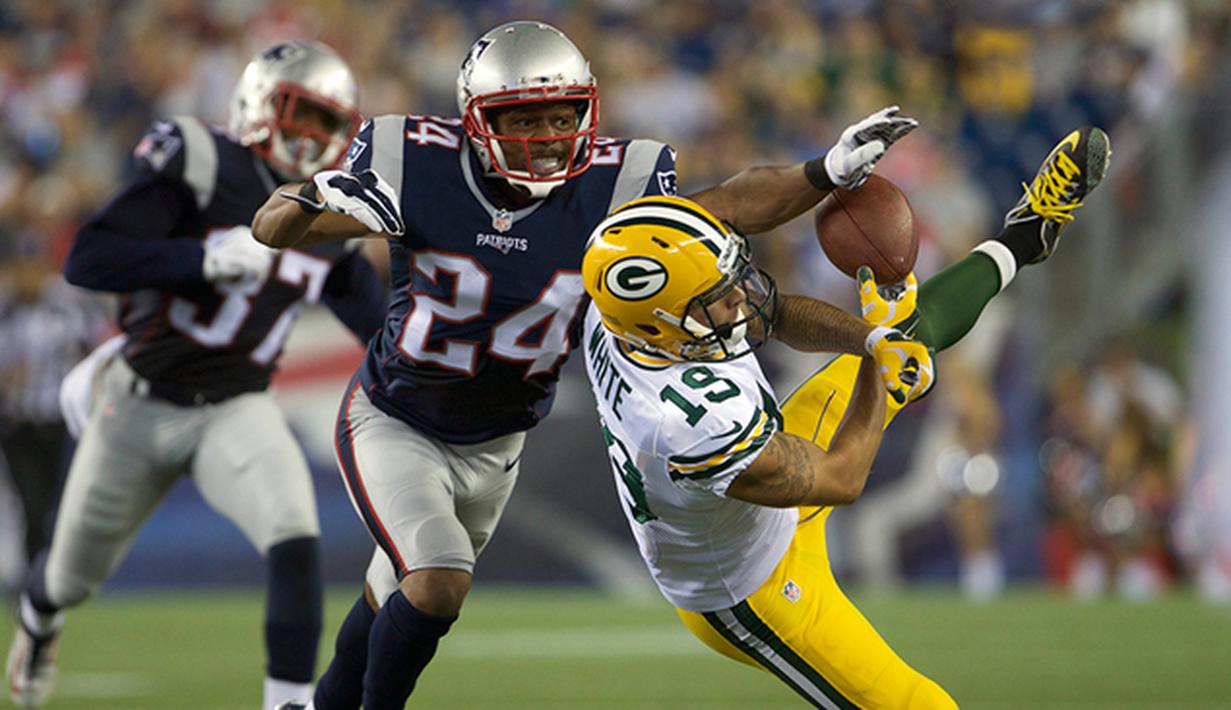 Pemain New England Patriots, Bradley Fletcher menahan laju dari pemain Green Bay Packers, Myles White pada laga pramusim NFL di Stadion Gillette, US, Kamis (13/8/2015). (USA Today Sports/David Butler II)