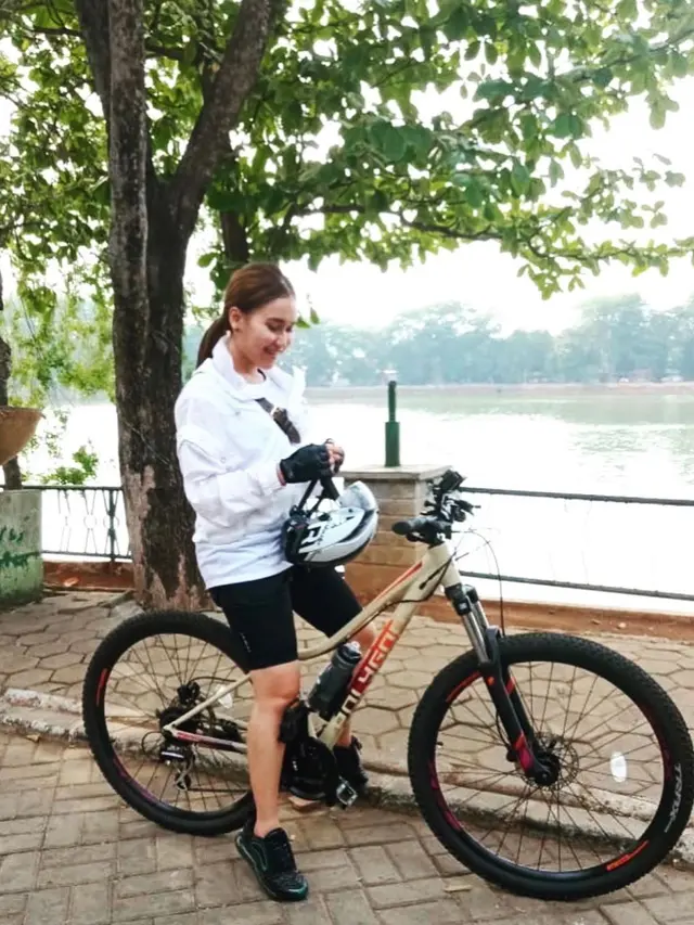 7 Gaya Seleb Wanita saat Bersepeda, Tetap Kece
