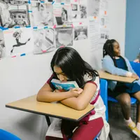 Pendekatan yang dilakukan sebaiknya tidak hanya berfokus pada penyelesaian masalah, tetapi juga pada kondisi emosional anak (Sumber: Pexels.com)