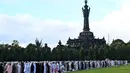 Penetapan ini berdasarkan metode hisab hakiki wujudul hilal. Tampak dalam foto, umat Muslim saat melaksanakan salat Idul Fitri 1447 Hijriah di monumen dan taman Bajra Sandhi di Denpasar, Bali, pada Jumat 20 Maret 2026. (SONNY TUMBELAKA/AFP)