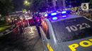 Polisi berjaga saat penyekatan jalan di kawasan Pasar Baru, Jakarta, Kamis (31/12/2020). Polda Metro Jaya menutup sejumlah ruas jalan selama Car Free Night dan Crowd Free Night pada malam Tahun Baru 2021 untuk mencegah penyebaran COVID-19. (Liputan6.com/Faizal Fanani)