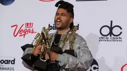 Penyanyi The Weeknd  berhasil meraih Top Streaming Song (Audio), Top R&B Album, Top R&B Artist, Top Streaming Songs Artist, Top Radio Songs Artist, Top Song Sales Artist, Top Hot 100 Artist, dan Top R&B Song di Las Vegas, (22/5).   ( REUTERS/Steve Marcus)