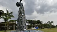 Monumen bertema "Matikan Keran Plastik" oleh aktivis dan seniman Kanada, Benjamin von Wong, menggunakan sampah plastik yang diambil dari perkampungan kumuh terbesar di Nairobi, Kibera. (TONY KARUMBA/AFP)