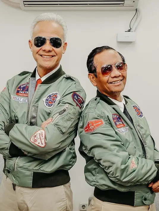 <p>Kedua makin kece dengan kacamatanya, Ganjar dengan kacamata berlensa hitam dan Mahfud berlensa coklat. [@ganjar_pranowo]</p>