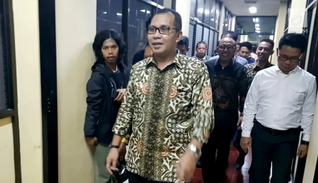 Wali Kota Makassar Mohammad Ramdhan Pomanto alias Danny Pomanto saat menghadiri pemeriksaan Dit Reskrimsus Polda Sulsel, Kamis (21/6). Danny Pomanto diduga melakukan pemotongan dana camat di Kota Makassar sebesar 30 persen.  (Liputan6.com/HO)