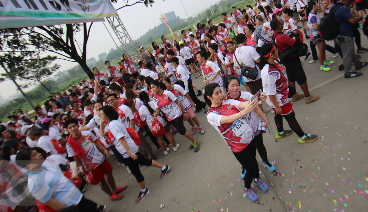 Peserta berswafoto disela lomba lari Joyful Run 2017 di Alam Sutera, Tangerang Selatan, Minggu (7/5). Joyful Run mengajak masyarakat Jakarta dan sekitarnya untuk bisa membangun kesatuan dan persaudaraan lewat olahraga bersama. (Liputan6.com/Helmi Afandi)