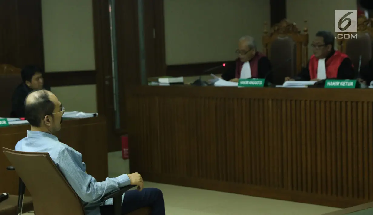 Terdakwa merintangi penyidikan KPK pada kasus korupsi e-KTP, Fredrich Yunadi saat sidang putusan di Pengadilan Tipikor, Jakarta, Kamis (28/6). Atas putusan majelis hakim, terdakwa langsung menyatakan banding. (Liputan6.com/Helmi Fithriansyah)