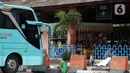 Bus terparkir di kawasan Terminal Kampung Rambutan, Jakarta Timur, Senin (12/12/2022). Kepala Terminal Bus Kampung Rambutan Yuza Ramadhoni mengatakan lonjakan penumpang diprediksi akan terjadi mulai H-7 libur Natal dan Tahun Baru (Nataru), sementara untuk saat ini belum terjadi lonjakan penumpang dan masih terbilang lengang. (Liputan6.com/Magang/Aida Nuralifa)