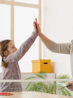 seorang ibu dan anak sedang melakukan high-five sambil tersenyum lebar/copyright&nbsp;freepik.com/freepik