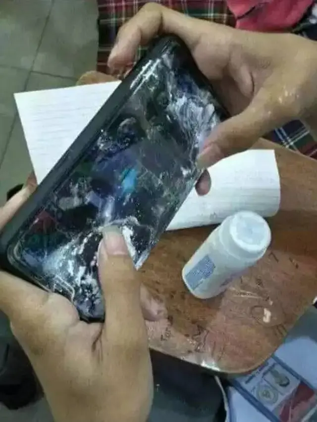 7 Potret Nyeleneh Orang Pakai Gadget Sampai Layarnya Rusak Ini Bikin Heran