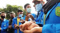 Penyidikan Video Wall Dihentikan, Mahasiswa Hadiahkan Tikus Putih ke Kejati Riau