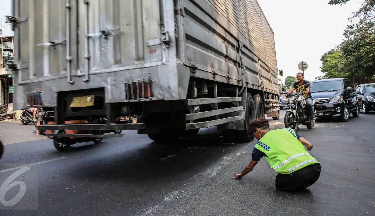 Mamat Gayo. Begitu nama yang tersemat dekat kantong sebelah kanan baju kepolisiannya. Sudah lebih dari 10 tahun bapak Mamat Gayo menjadi Pembantu Polisi (Banpol), Jakarta, Minggu (20/9/2015). (Liputan6.com/Faizal Fanani)